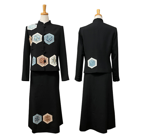 JK-1B-S　スタンドカラージャケット　￥38,500 BO-5A　6枚はぎスカート　￥22,000