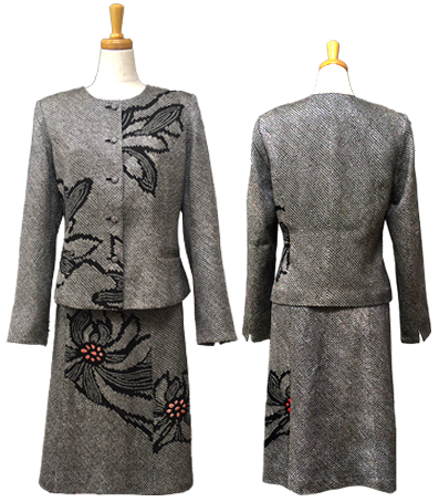 JK-6B　衿なしジャケット　￥37,400　BO-5C　六枚はぎフレアスカート　￥20,900